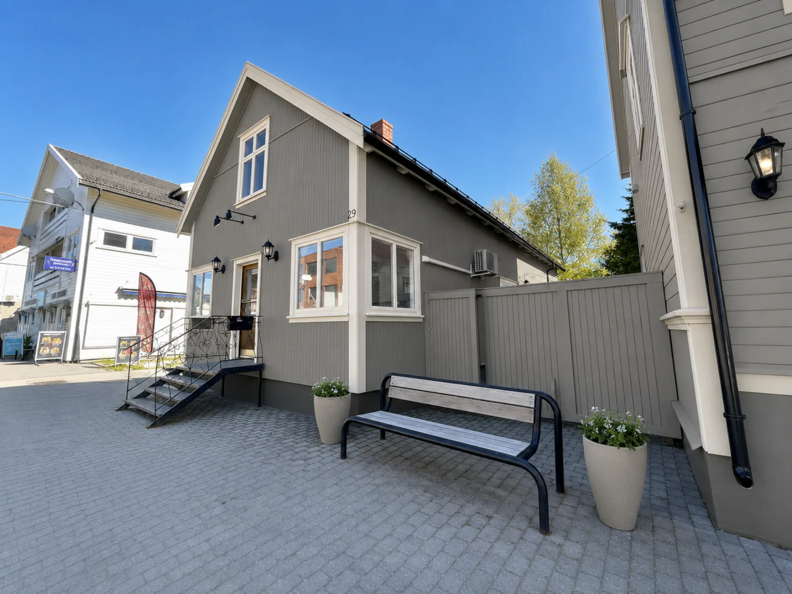 Kaféhuset, Storgata 29, fasade på gateplan i Gran sentrum